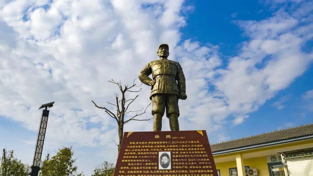 傍河的薛鹏烈士塑像,在他牺牲了73年后终于建成.