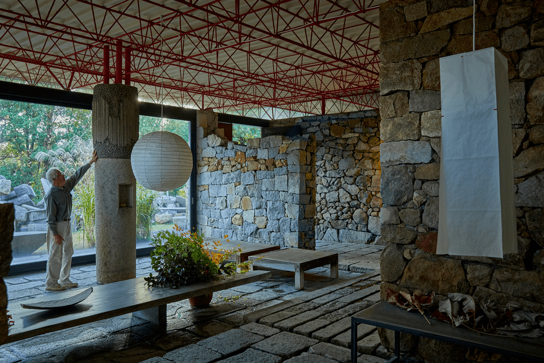 石屋_日本香川县石屋是野口勇人生最后20年的创作基地,他与石屋的