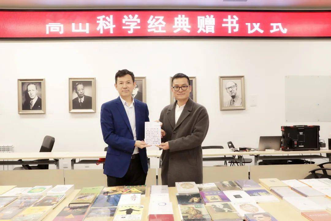 文厨(右)在赠书现场项目的第二期是阅读推广阶段,由高山书院2021级