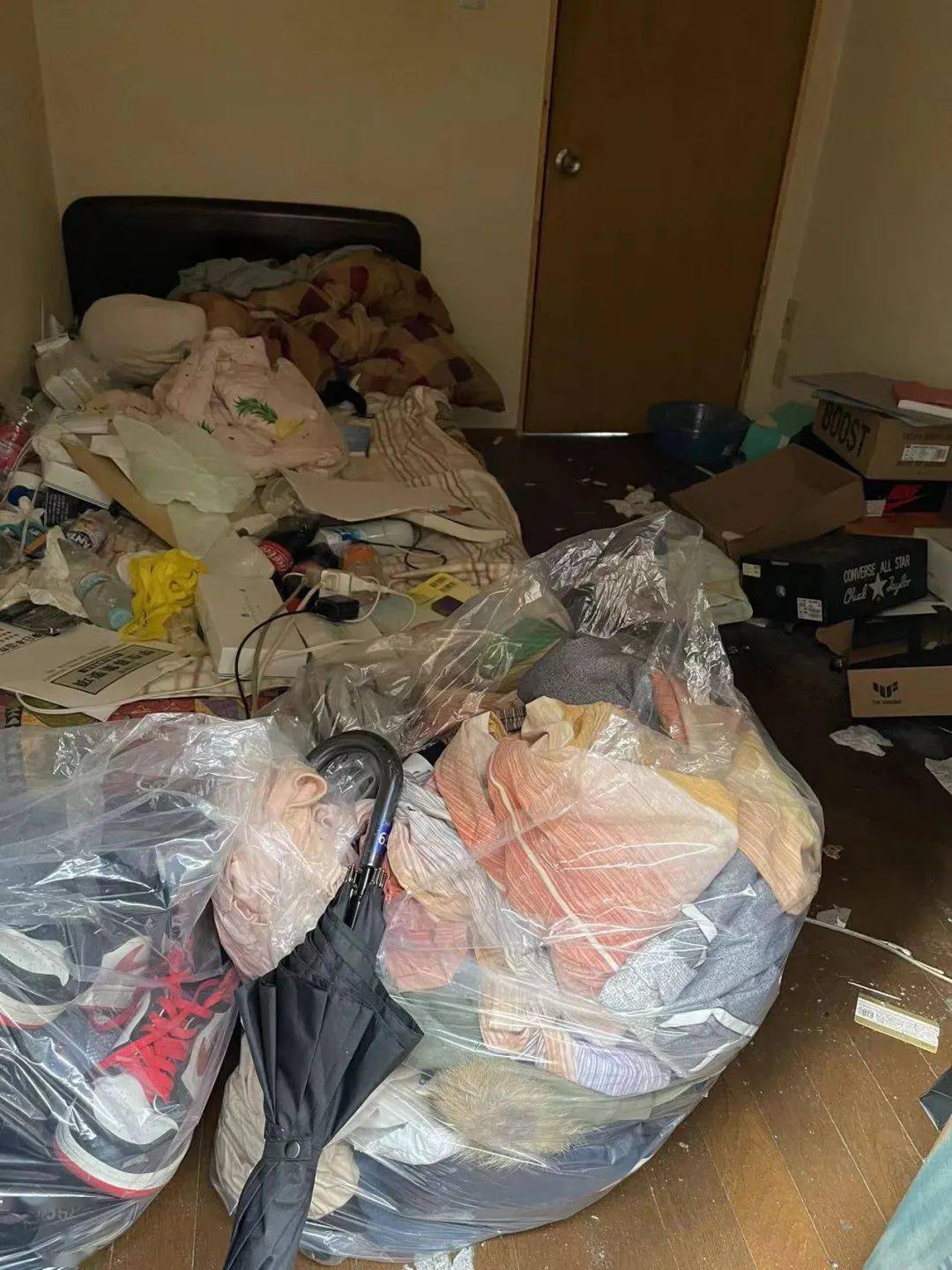 日本某名校中国留学生退租屋内堆满垃圾还有150瓶尿扬言要让房东磕头