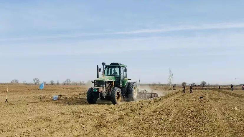援疆心路 | 耕耘幸福的新疆大叔_拖拉机_福建_土地