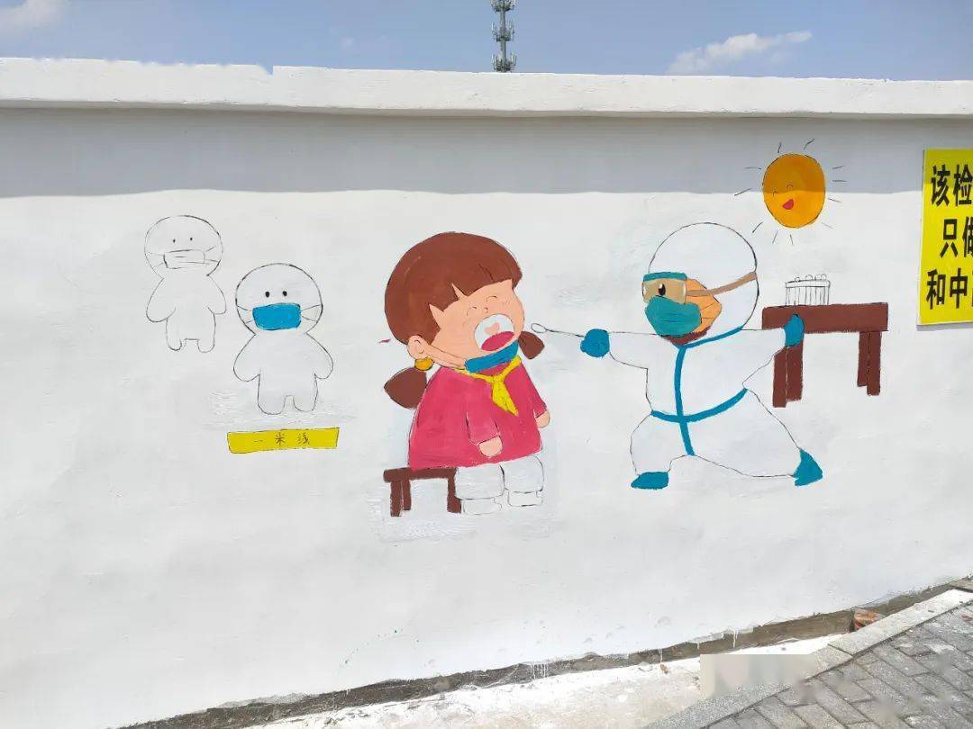 灰白的墙面上出现了一幅墙绘——可爱的"大白"漫画