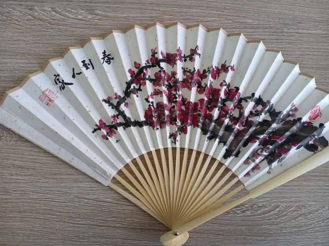 如何在扇子上绘制画作以及在扇子上绘画时需要注意的细节