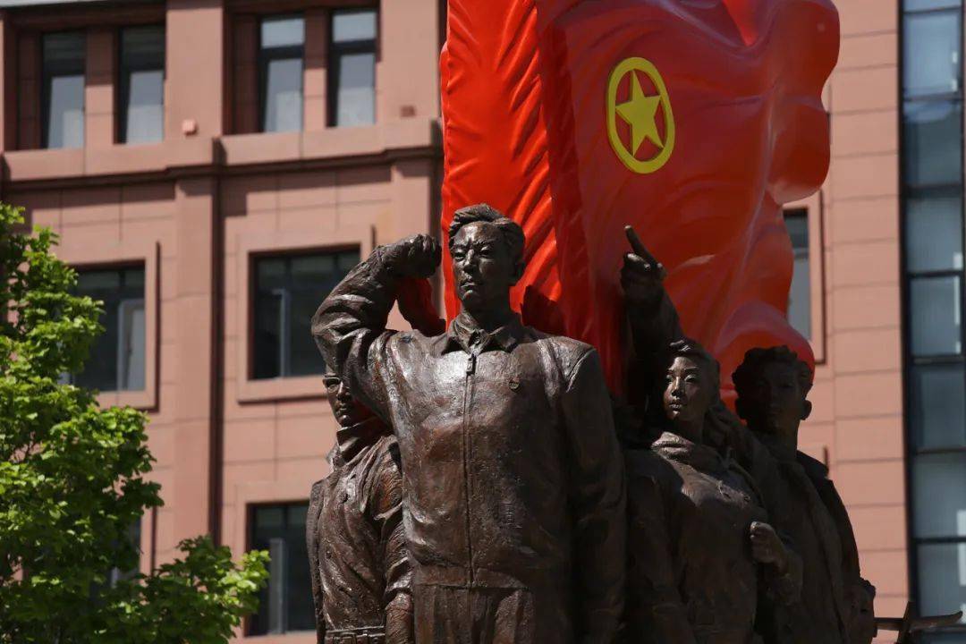 中央美院雕塑团队创作完成中央团校校园主题雕塑理想