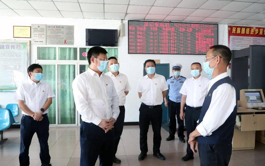 4月22日,县委书记王兴全调研道路交通安全工作,看望慰问一线工作人员.