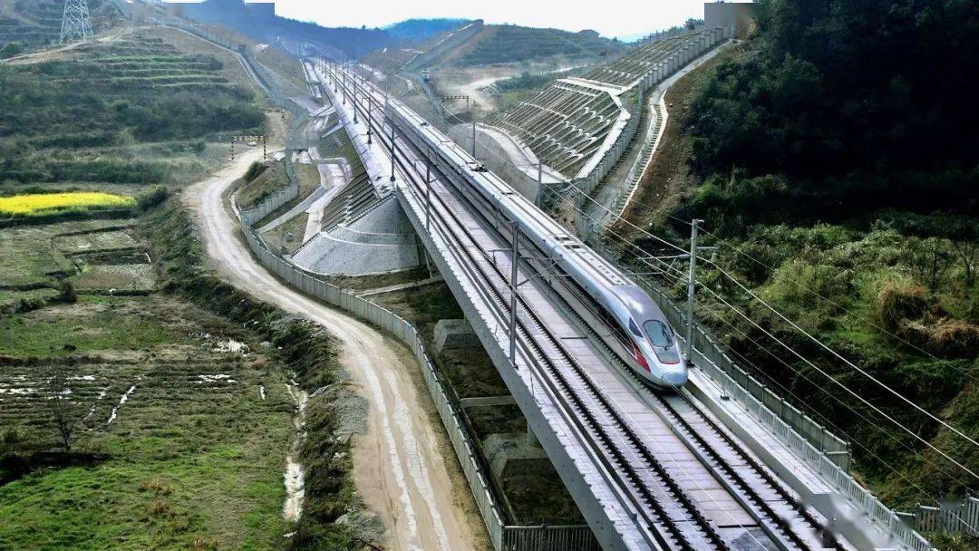 黄黄高铁经过大别山余脉以南,长江中下游以北,沿途经过巴河,浠水等