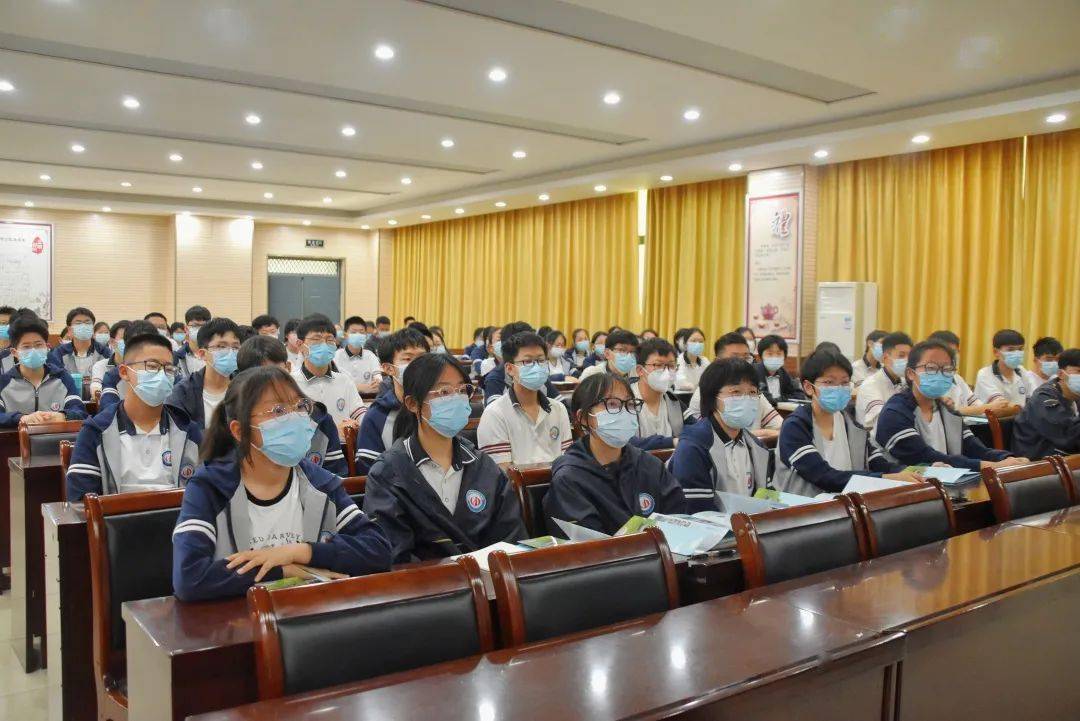 相约一中梦圆中考郑州一中竞赛部主任张甲到校开展数学备考讲座