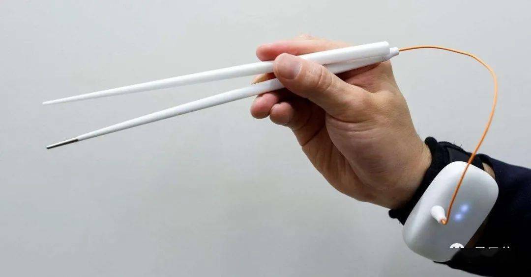 脑洞大开!日本教授发明咸味放大筷子，少盐食物也能有滋味了！