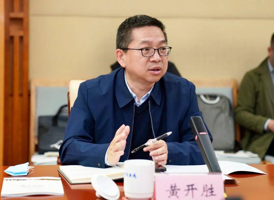 随后,黄开胜一行前往乌镇实验室,实地参观展厅,研究中心等地,听取实验