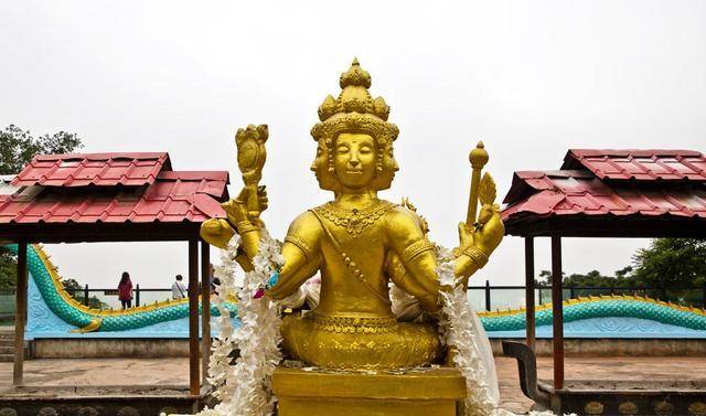 原创造型呈坐佛形的傣王朝皇家寺院景飘佛寺佛像庄重气势恢宏