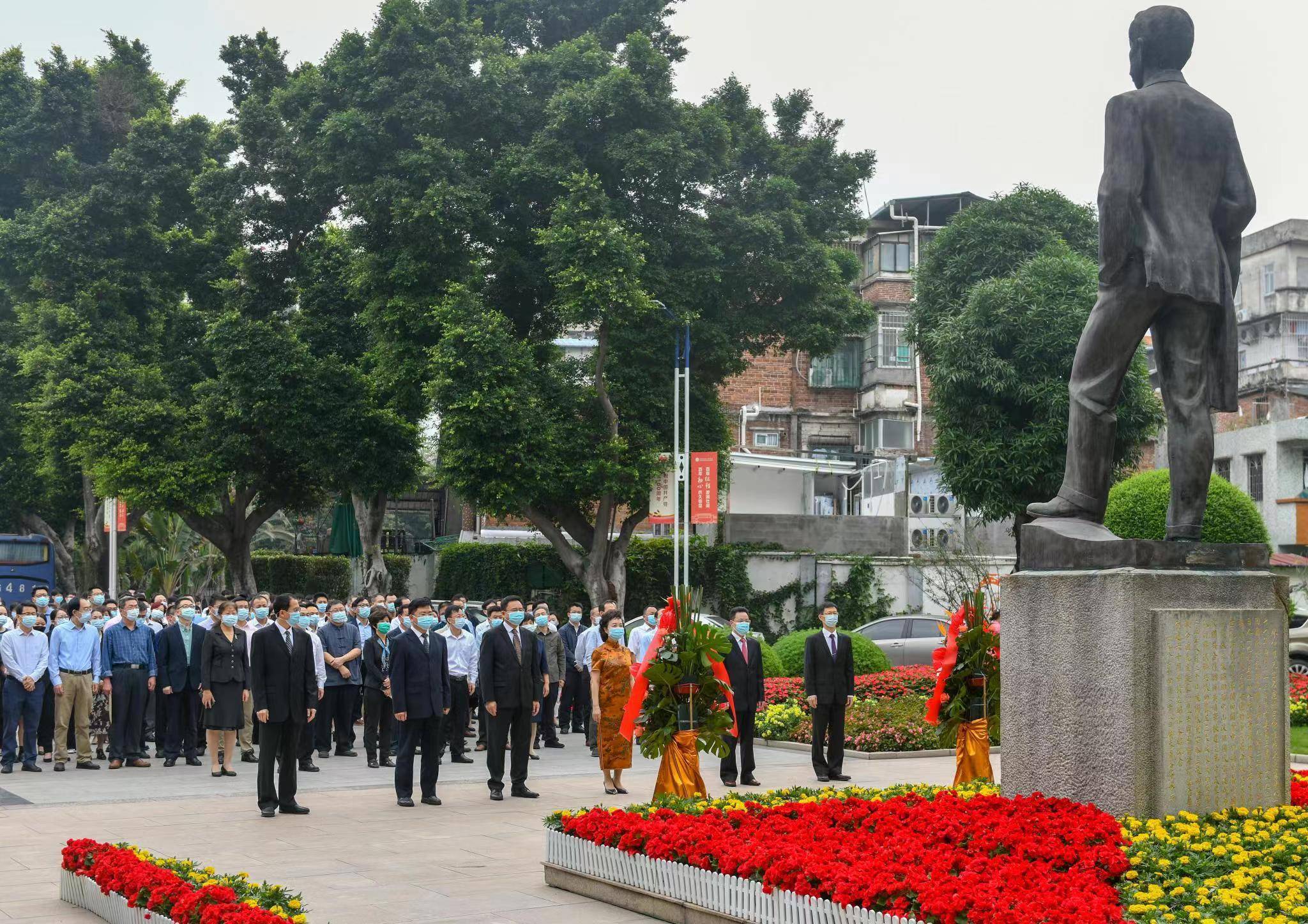 当天,学校党委书记宋垚臻,校长程萍代表学校向廖仲恺先生铜像和何香凝