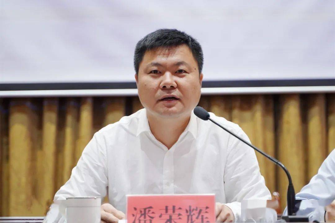 镇党委书记罗荣华作强调讲话为全面推进环境整治工作,全面改善乡镇人