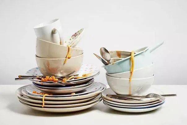 6,油腻的餐具:洗米水加热到温水的程度再拿来洗,里面所含的成分具有和