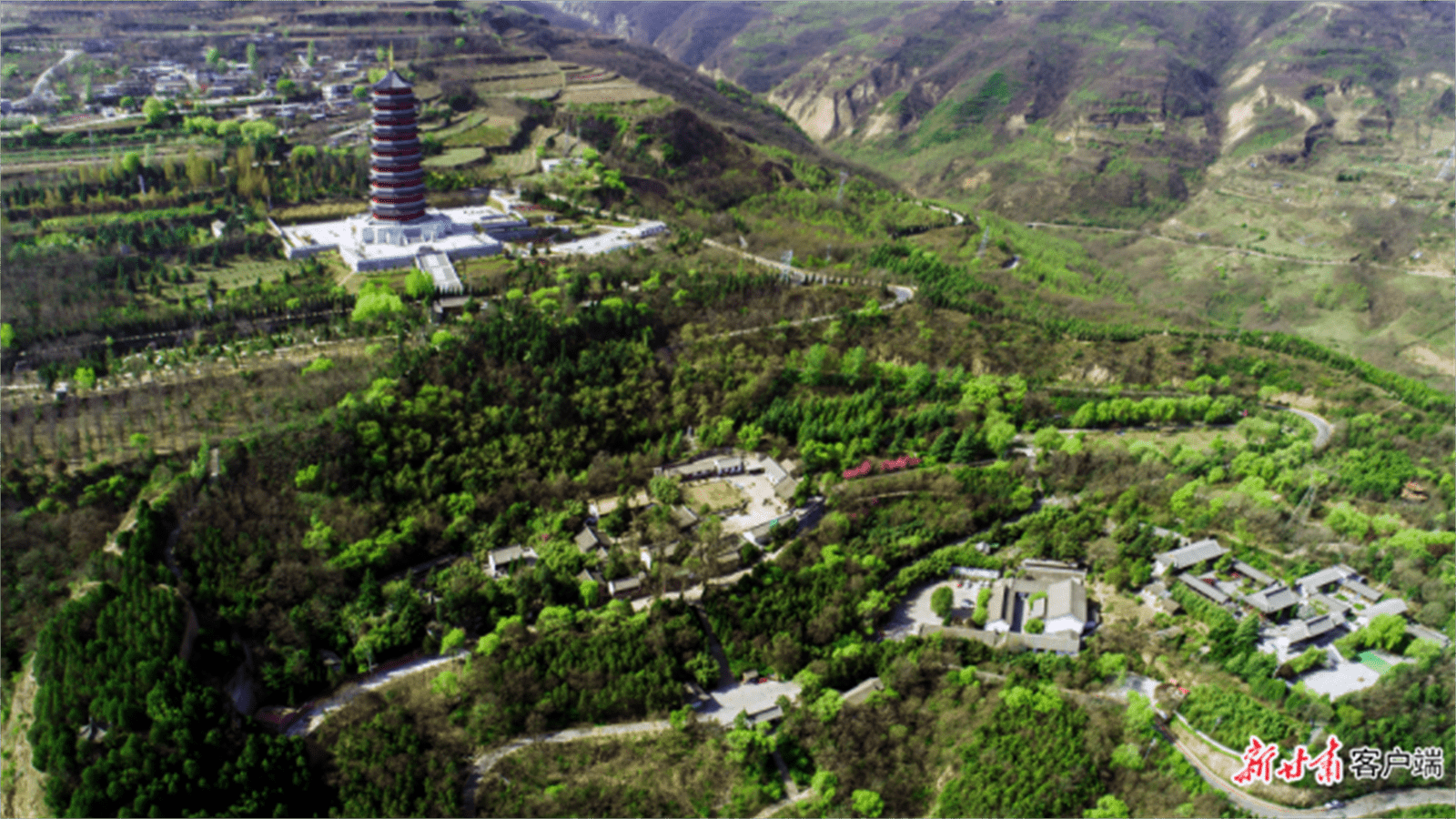 新天水讯 据新甘肃消息4月23日,南郭寺大景区景内百花绽放,到处都洋溢