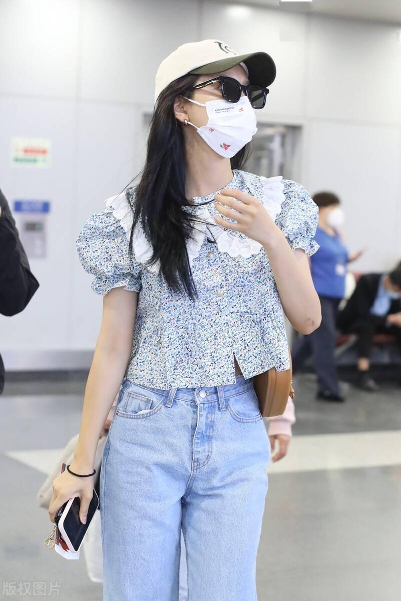 街拍章若楠戴棒球帽清新可爱一路走来吸引粉丝围观