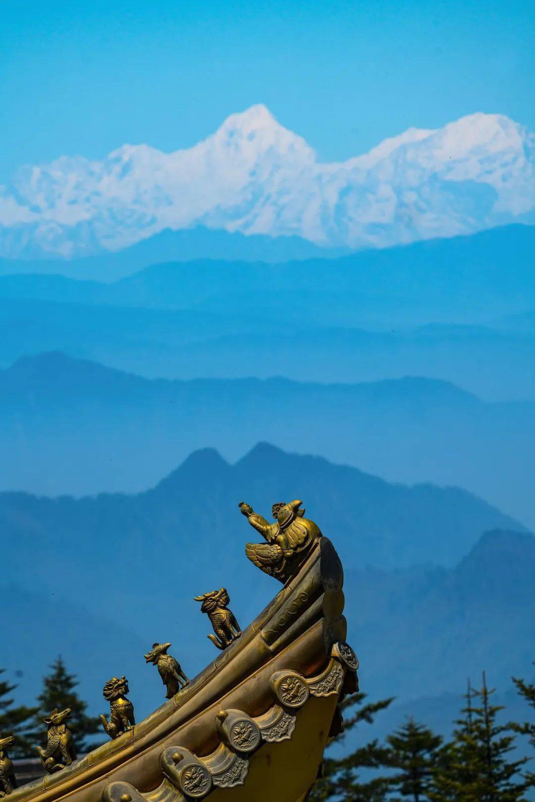 每一个在峨眉山望见贡嘎雪山的日子都值得你奔赴而来