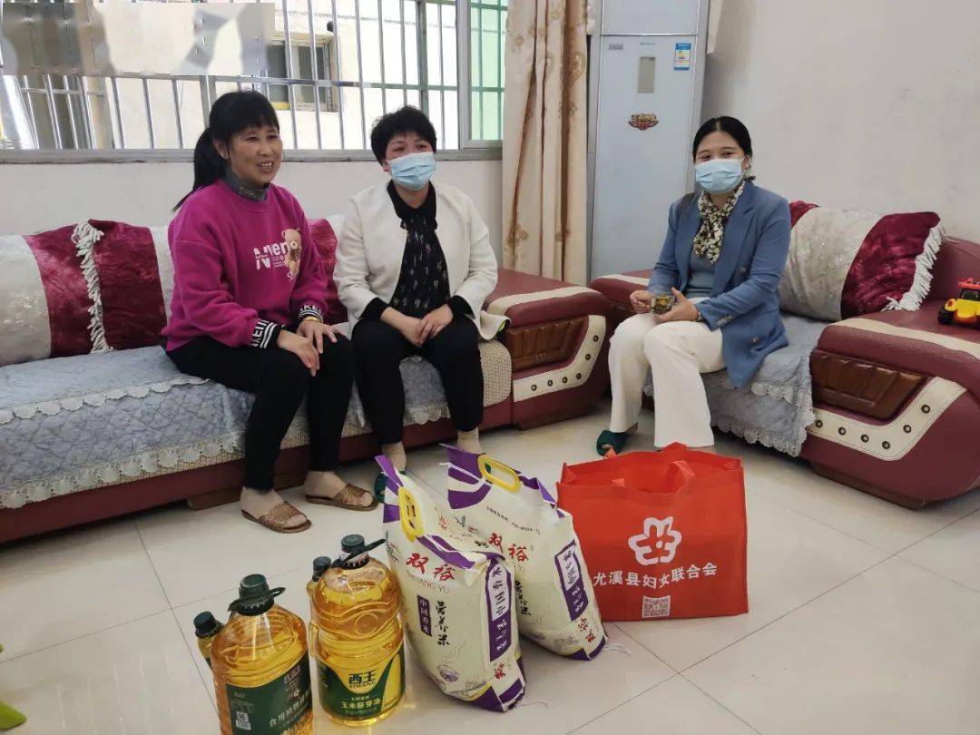 县妇联慰问组一行到西城镇安坑巷陈巧妹,城关镇锦鸿佳园纪春花2名援沪