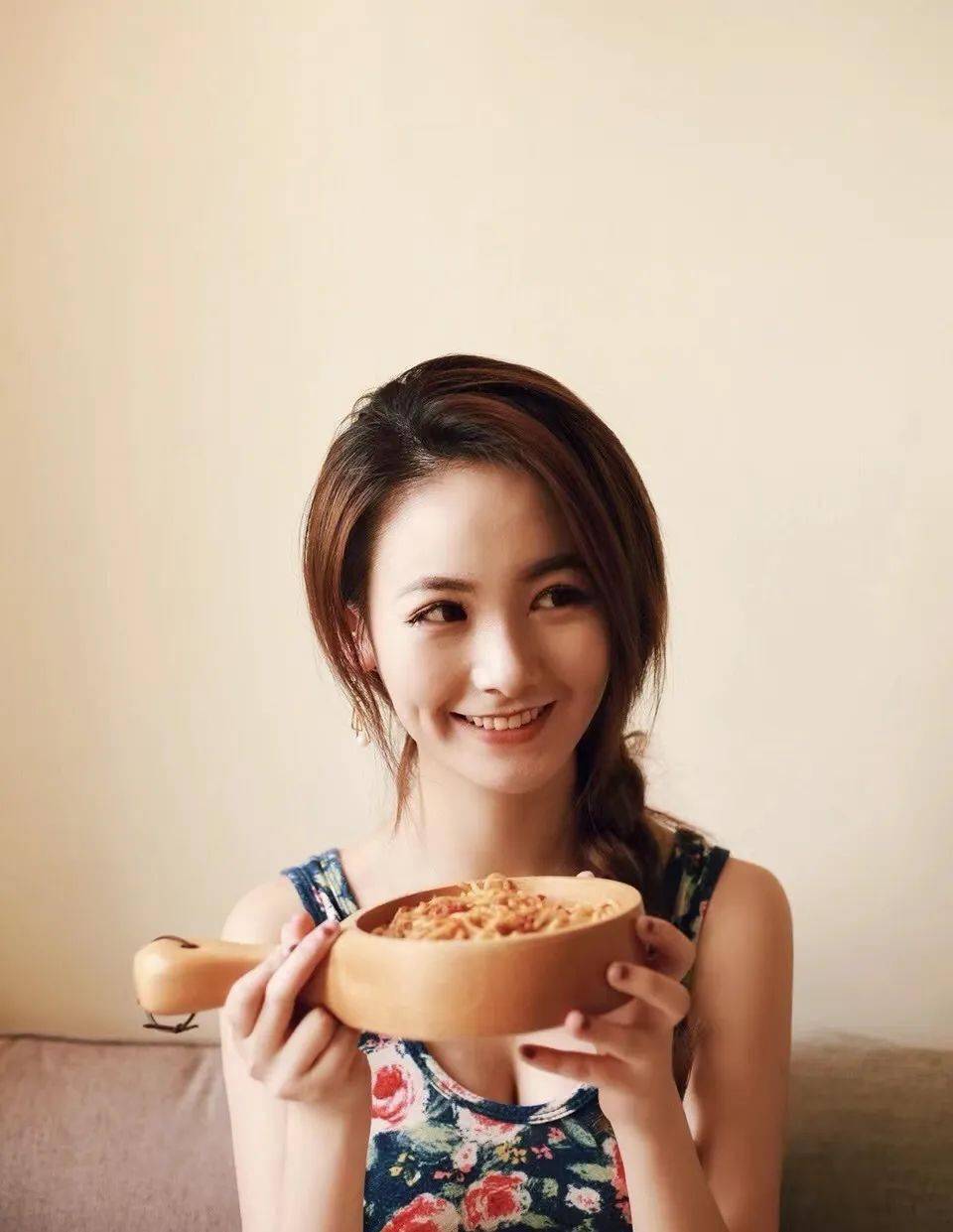 永劫无间美女解说陆狸表面高冷禁欲女王范背地可爱萌妹子一枚