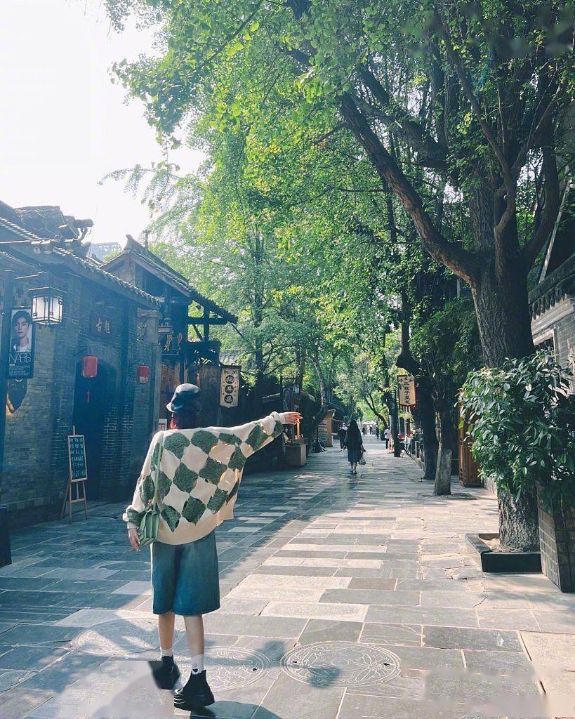 杨丞琳背影迷人.杨丞琳坐在门前拍照.杨丞琳穿梭在复古街巷中.