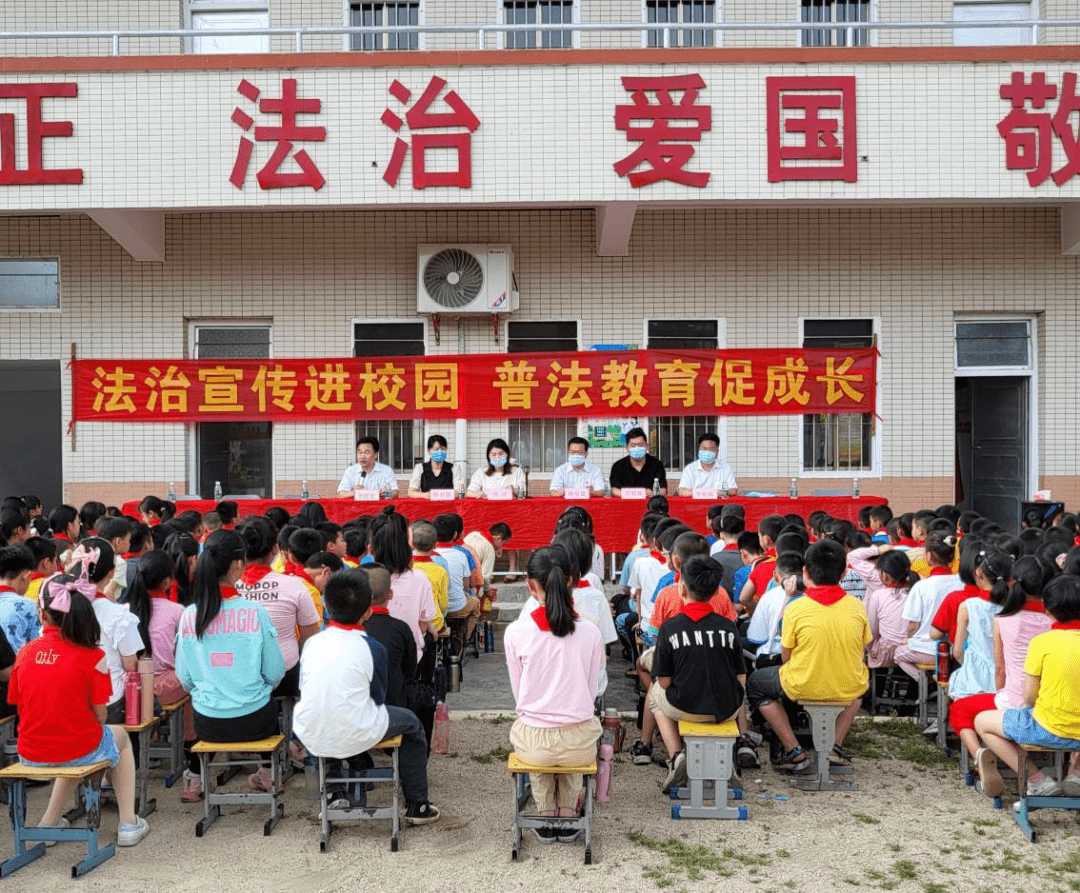 作为主讲人,为灰寨镇向阳中心小学,灰寨小学上了一堂生动的法制教育课