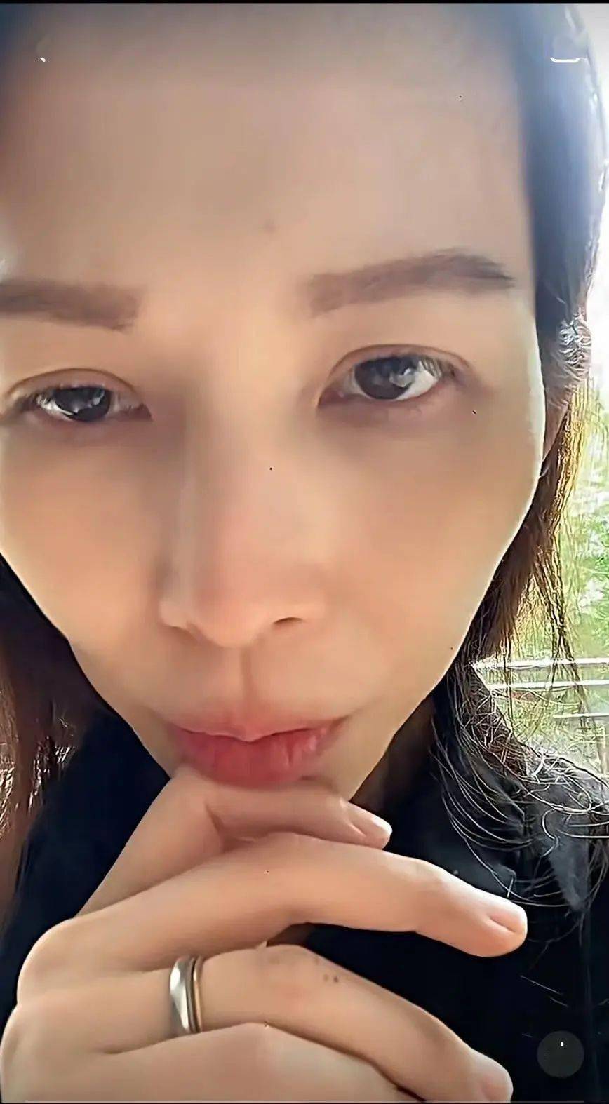 蔡少芬晒隔离日常脸颊凹陷撑不起脂肪太瘦就显得很老很憔悴