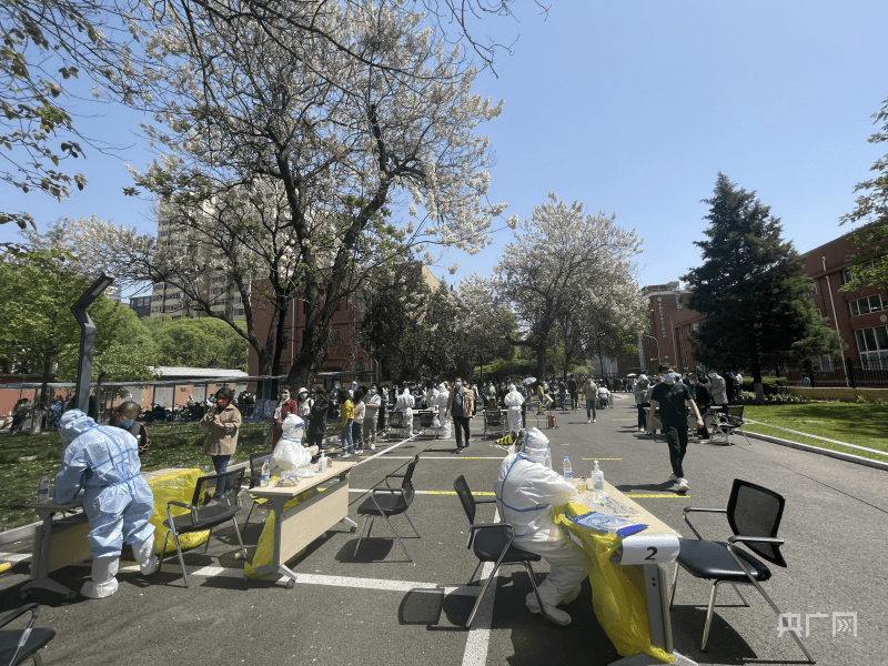 北京对11个区域人员开展三轮核酸检测 记者直击现场：核酸采样工作如何安全有序开展？