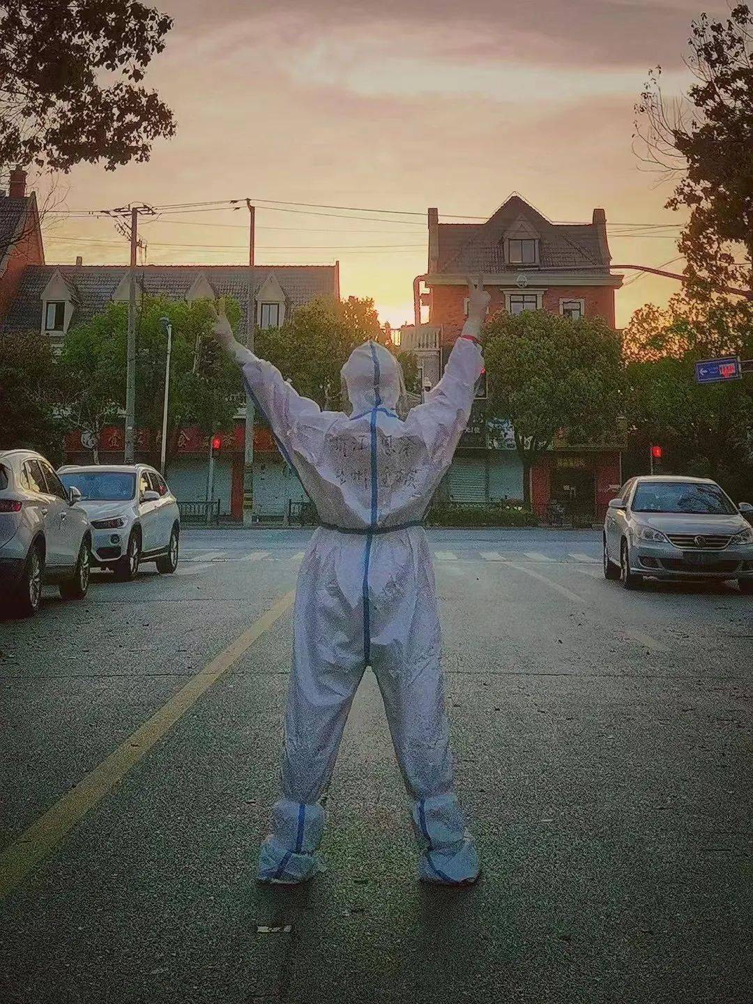 你穿着防护服在阳光下比了一个胜利的手势,就像网上那些逆行者们一样