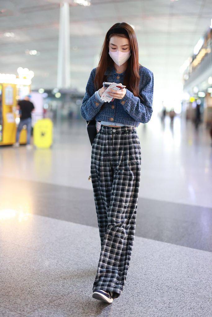 张楠机场时尚穿搭蓝色露脐针织衫搭配格纹阔腿裤