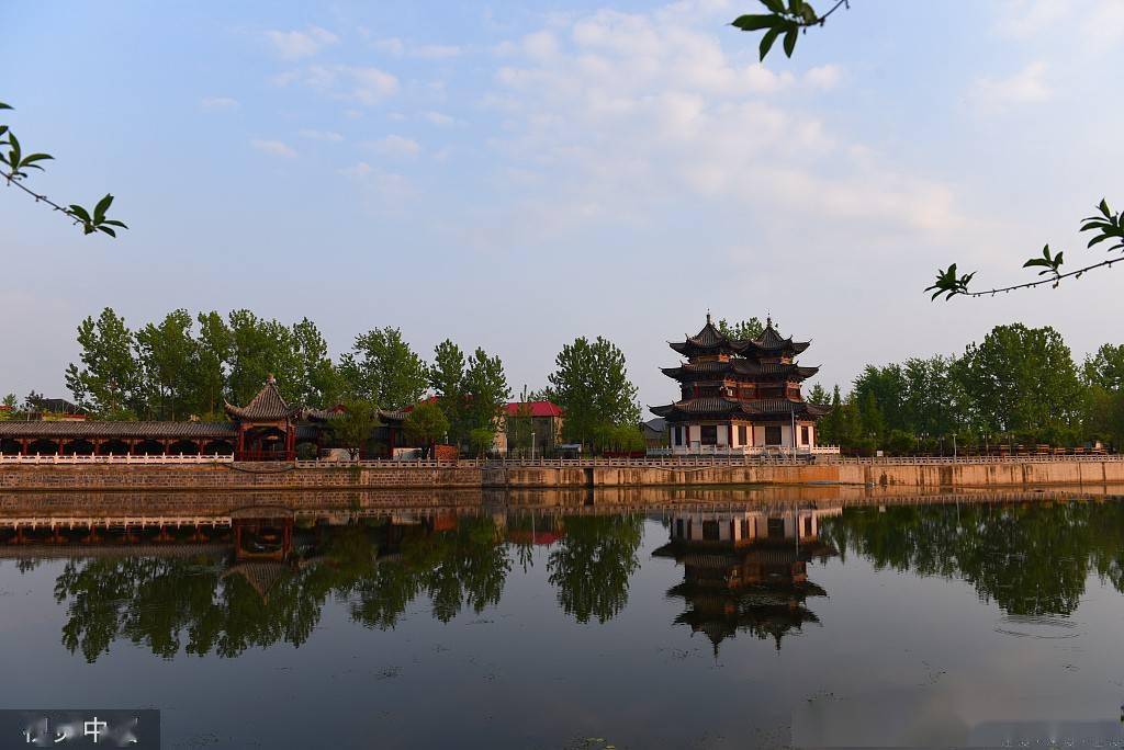 临沂白马河湿地公园河水清清植被茂绿点缀成景