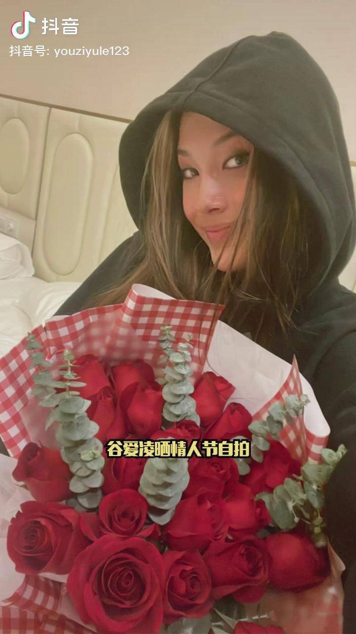 谷爱凌晒情人节手捧玫瑰自拍浪漫美好