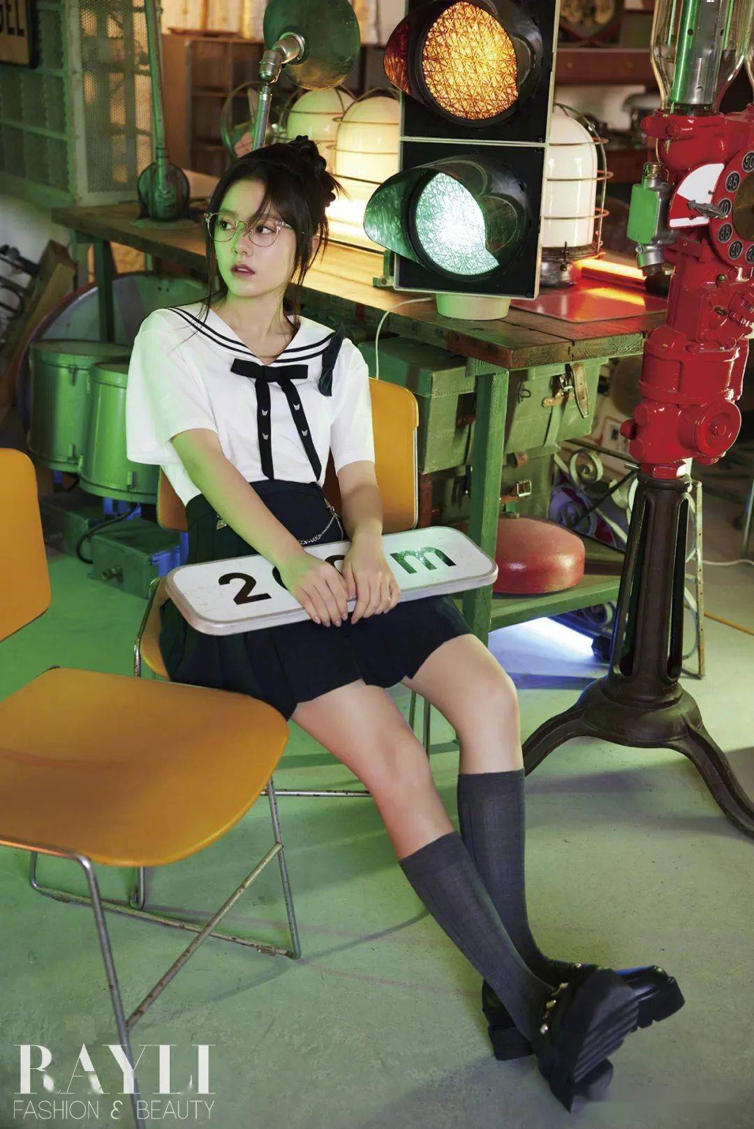 00后小花赵今麦gq黑白风格写真大片变身摇滚酷女孩