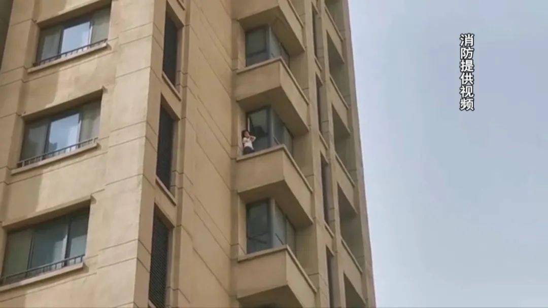 1006警示命悬一线银川一女童翻出8楼窗外危急关头