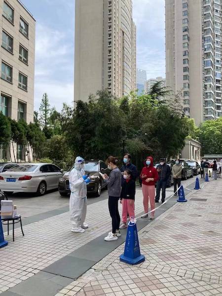 188户400余名居民,小区内有阳性楼洞,如何避免人群聚集,造成交叉感染?