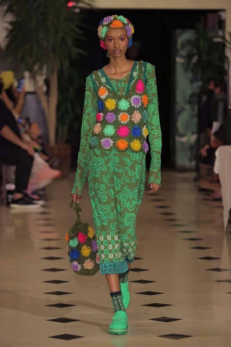 2022 年春夏依然盛行的工艺趋势——钩针编织_服装_衣橱_教程