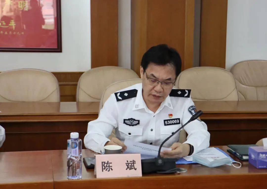 深圳海关缉私局政治处主任陈斌宣布新警试用期满任职定级及岗位安排