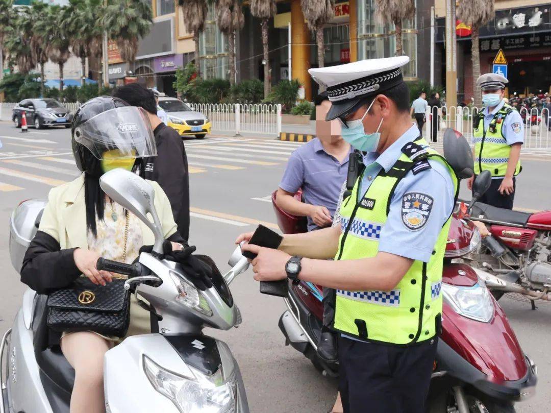 继续查！昨天藤县举行严厉整治摩托车、电动车等交通违法行为启动仪式自行车群众宣传 0348