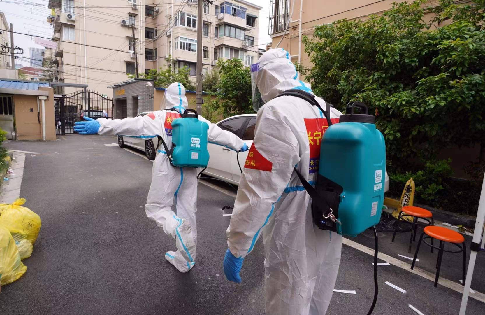 战疫图集│在特殊战场上守护百姓平安消防员变身消杀员奋战抗疫一线