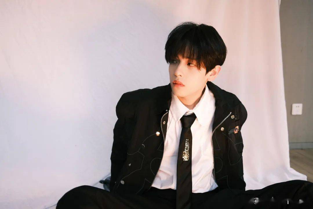 爱豆塌房的塌房,选秀骗人的骗人……秀人好笑,秀粉