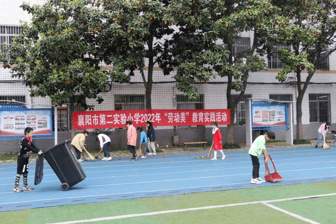 襄阳市第二实验小学学生校内打扫卫生,让校园焕发光彩.