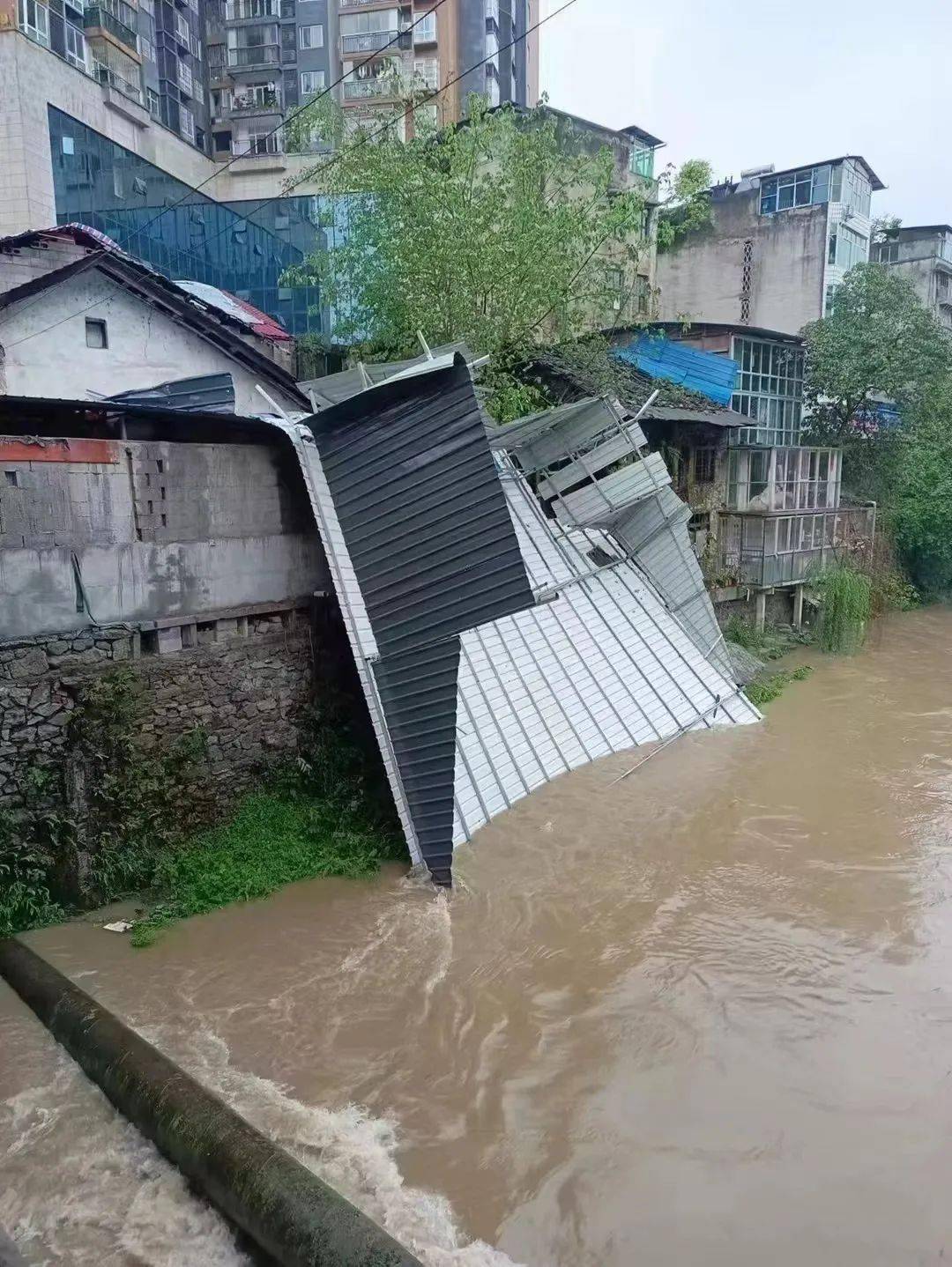 受強降雨天氣影響,4月28日凌晨,重慶市酉陽縣境內突降暴雨,導致全縣多