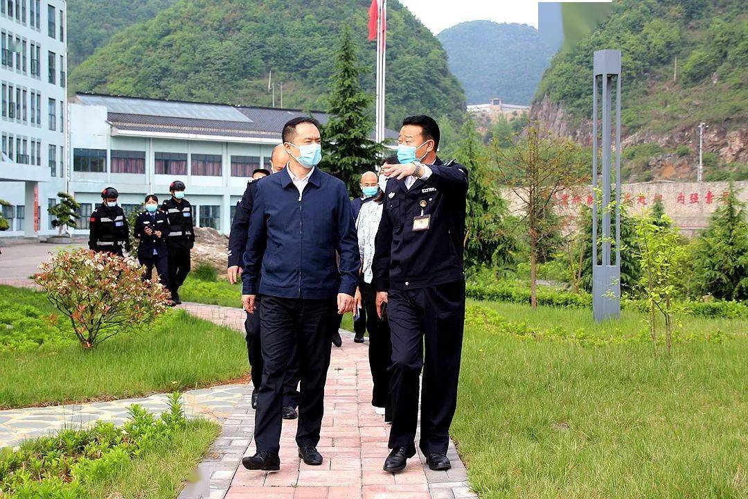 六盘水市政府副市长,市公安局局长官照到六盘水监狱调研