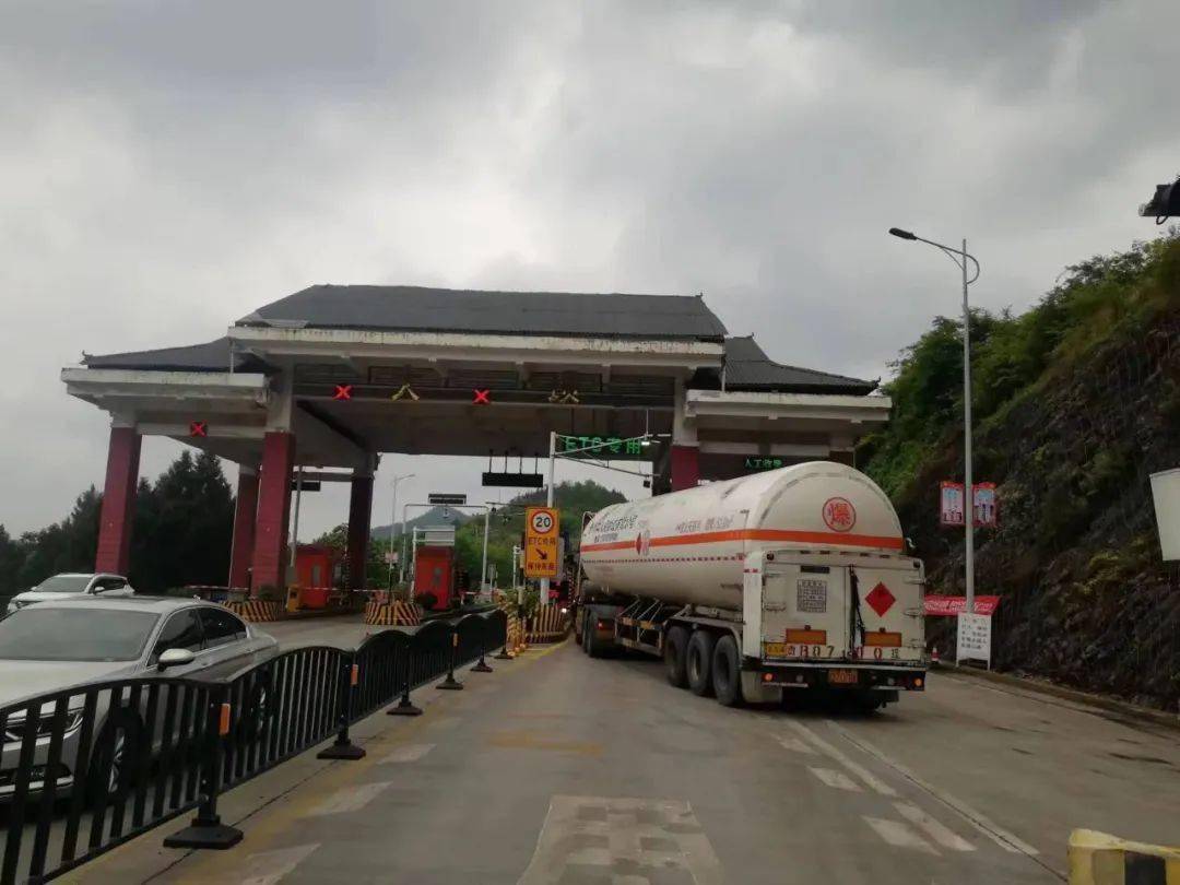 仁望高速辖区收费站受疫情影响及群众理性出游意识的增强,群众踏青