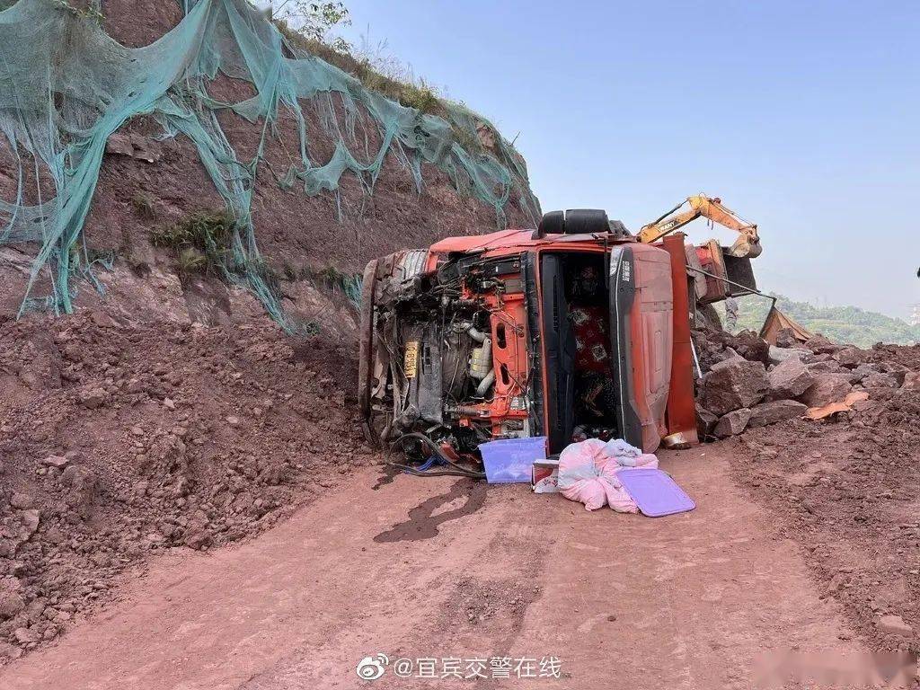 与对向王某松驾驶的重型自卸货车相擦挂,造成两车侧翻的交通事故,所幸