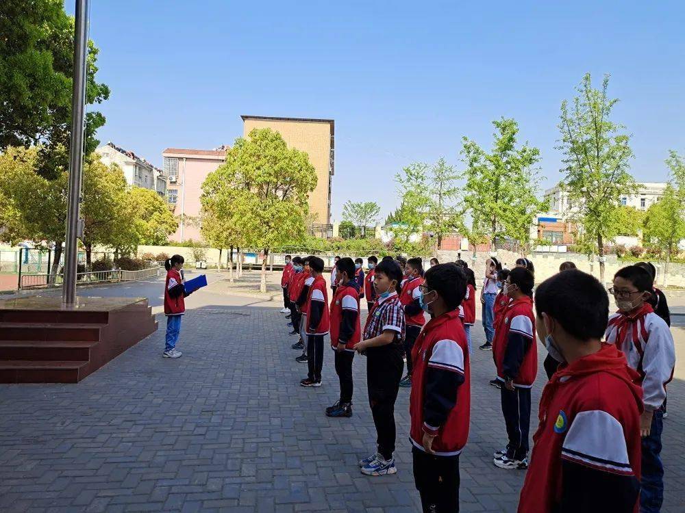 童心向党防疫有我爱卫同行巢湖市东风路小学少先队开展爱国卫生运动