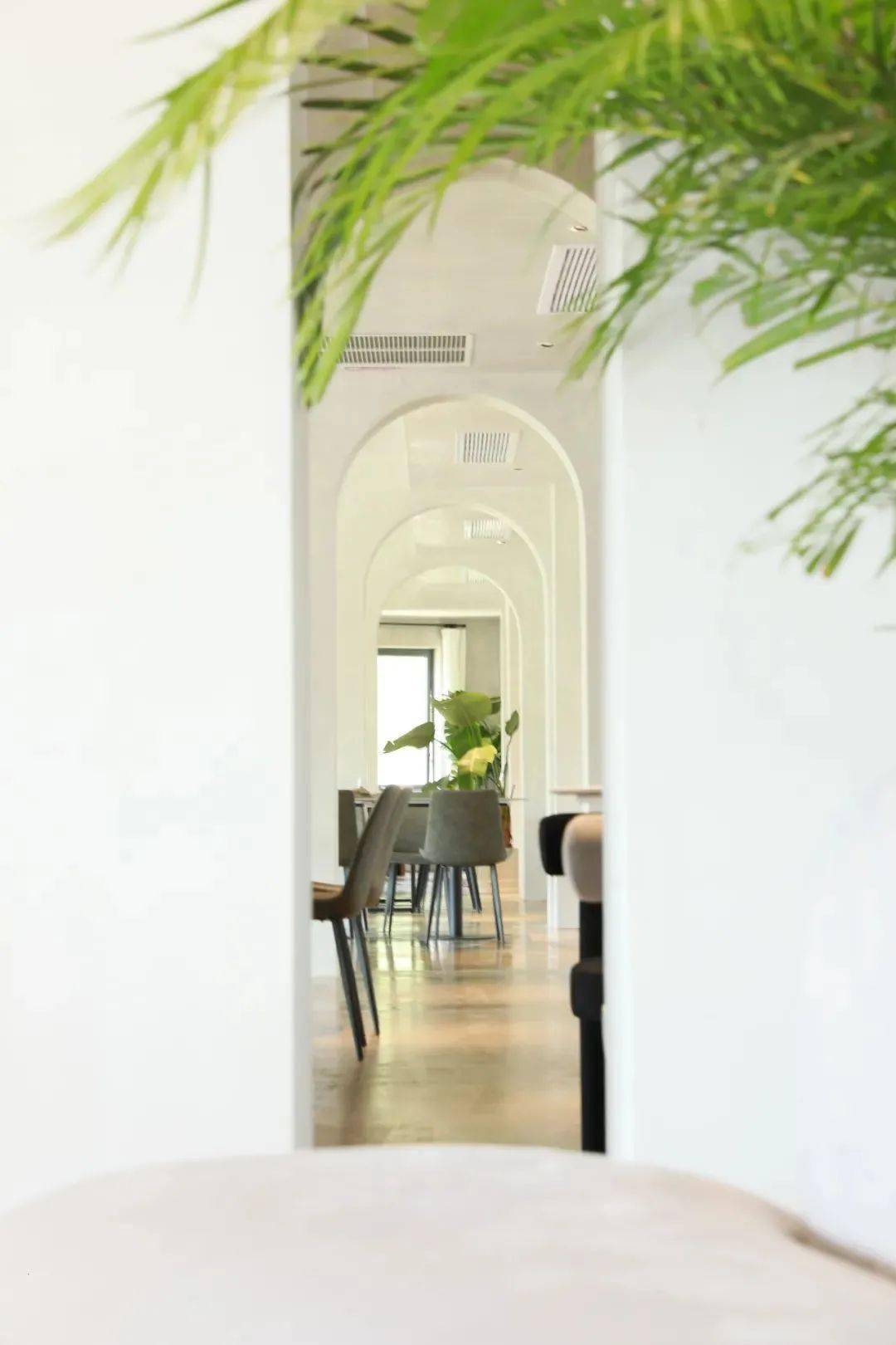 都是独一无二的,酒店楼上还有个巨大的露台,屋顶花园的设计实在太出彩