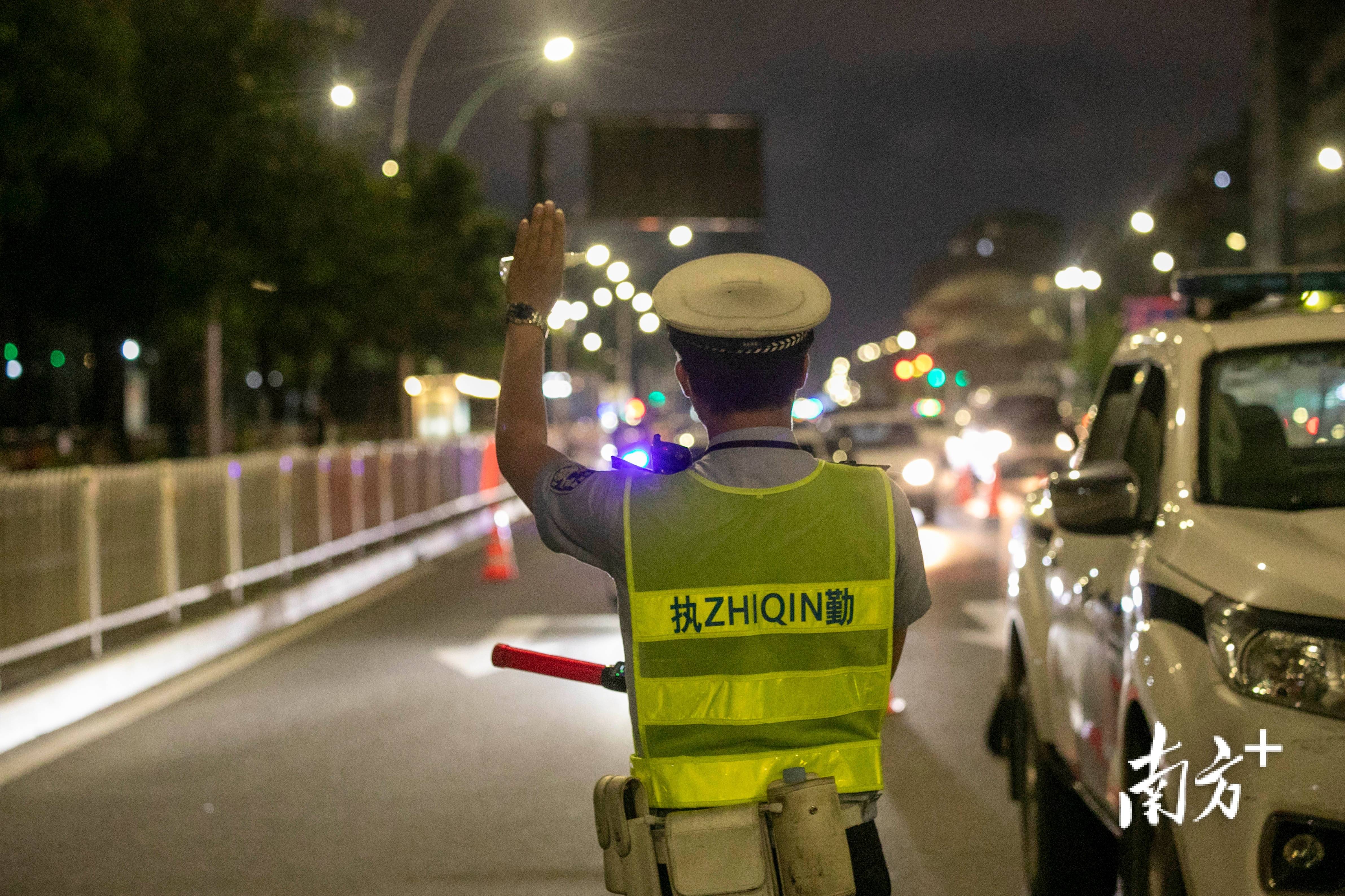 图集现场直击珠海交警深夜查酒驾