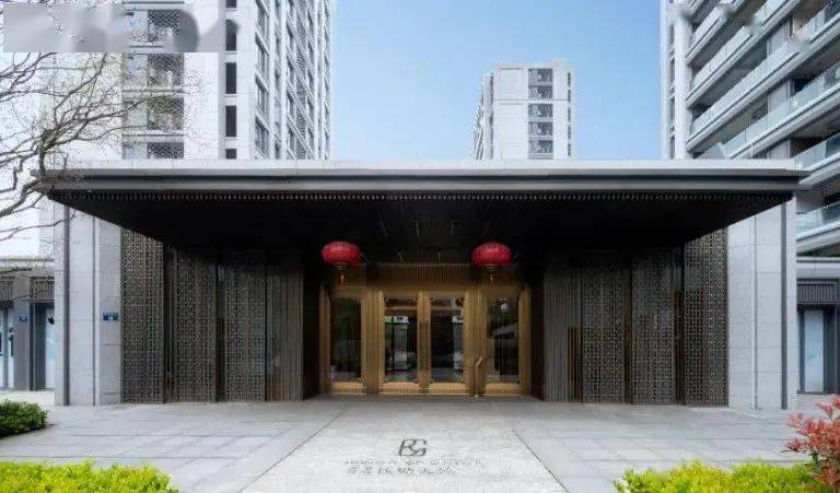 高端酒店设计的人行入口,工字形制,大门挑檐磅礴开阔,赋予归家仪式感.