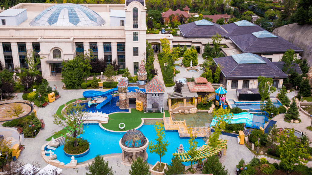 国信南山温泉酒店地处长春市双阳区长清公路16公里处,立于群山环抱之