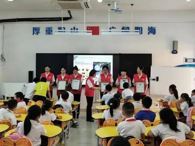 以青春之名点亮童心知识之光传递海关法治力量