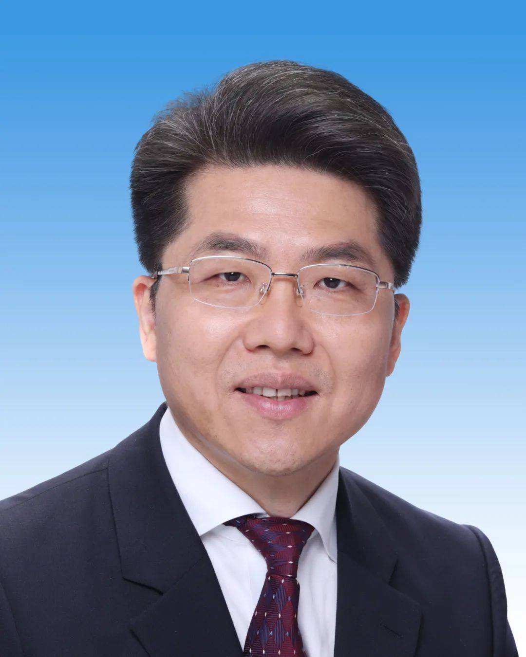 研究生,工学硕士,中共党员,现任成都市委常委,成都高新区党工委书记